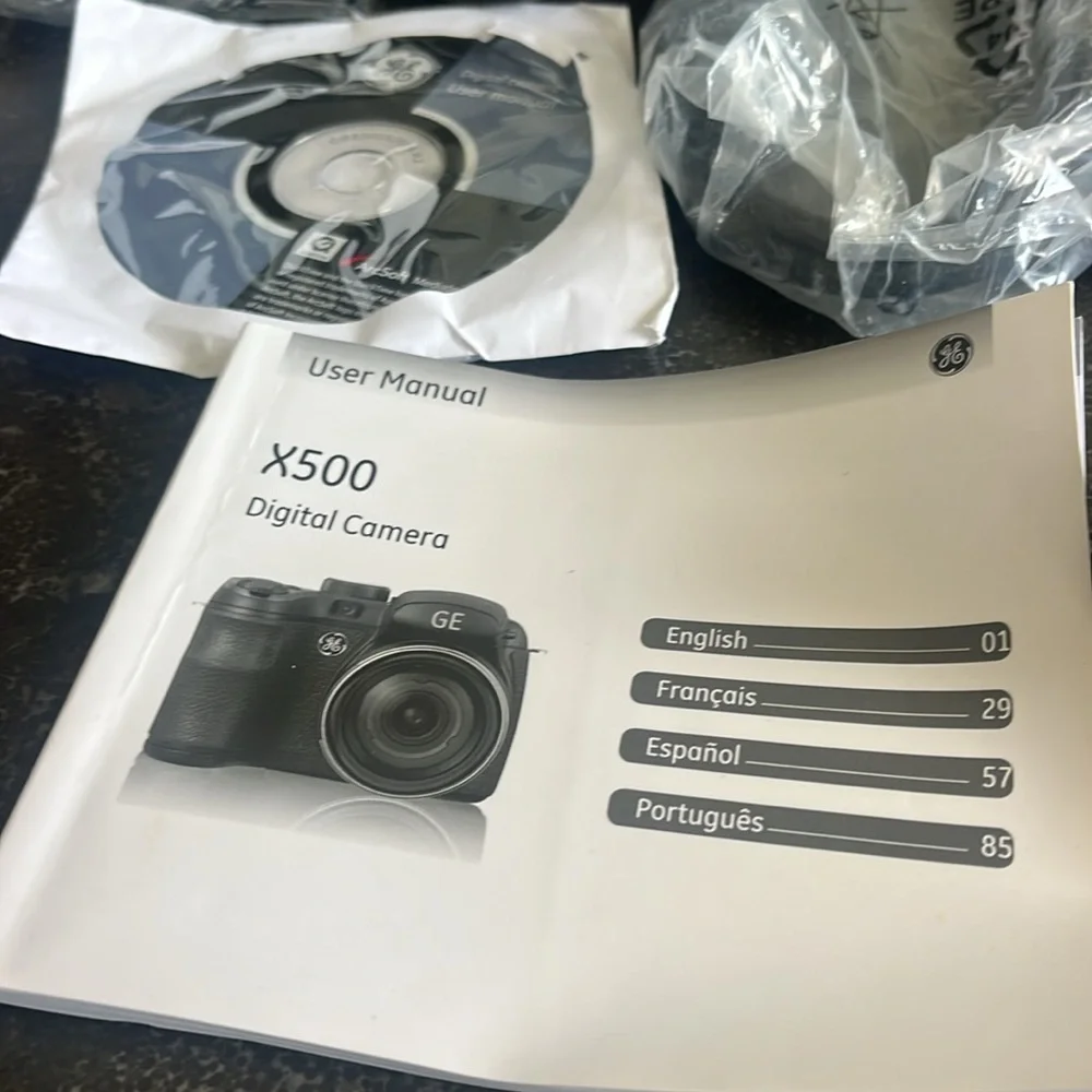 EUC GE white X500 16.0 megapixel digital camera with Carry bag and accessories